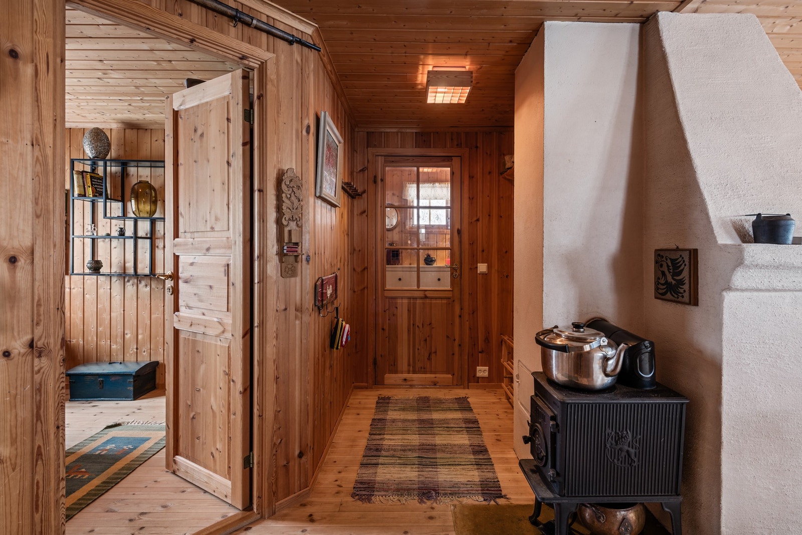 Hytten har bod og toalettrom med tilkomst fra gang/vindfang Galleribilde