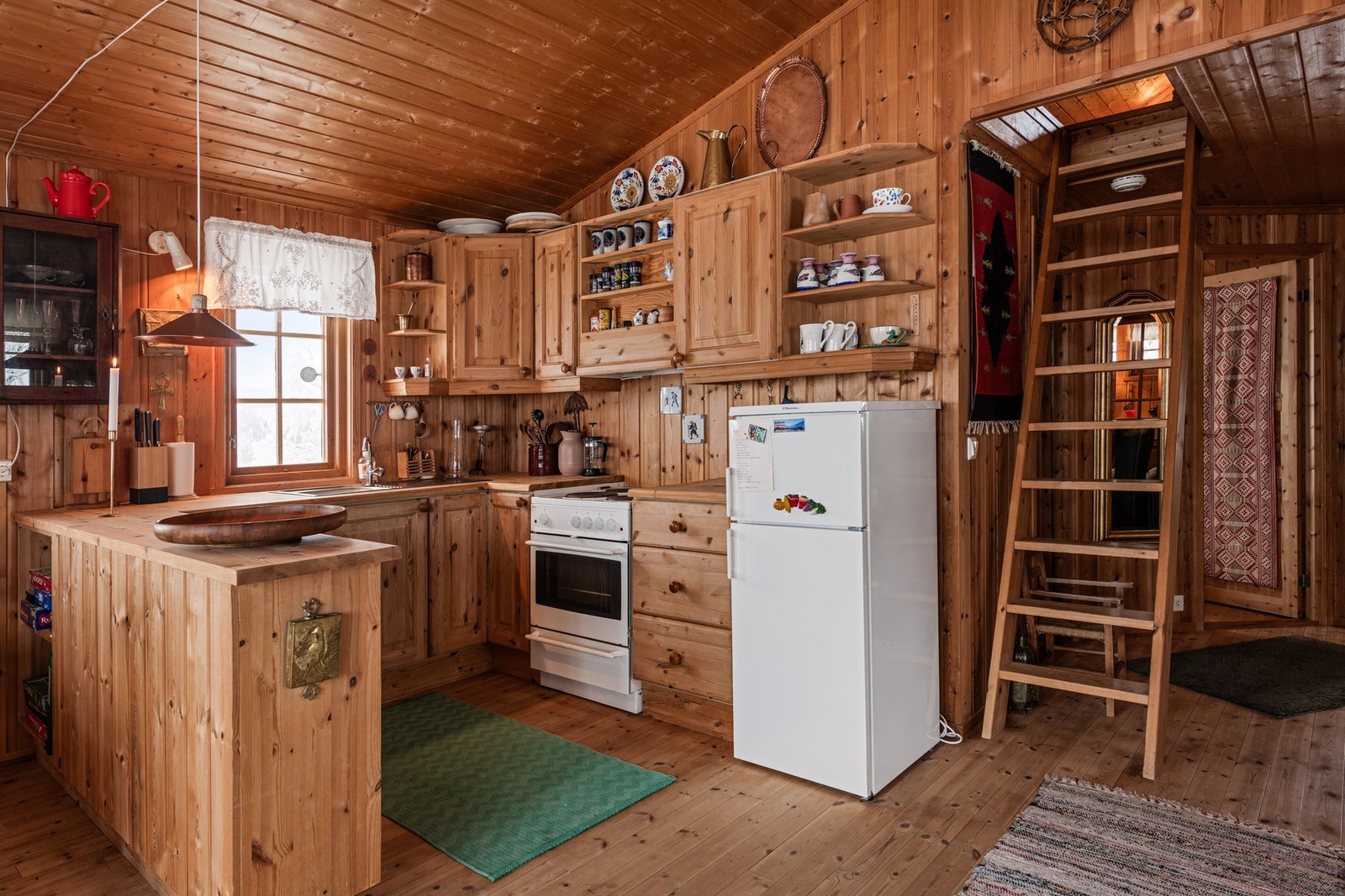 Kjøkkenet har profilerte fronter Galleribilde