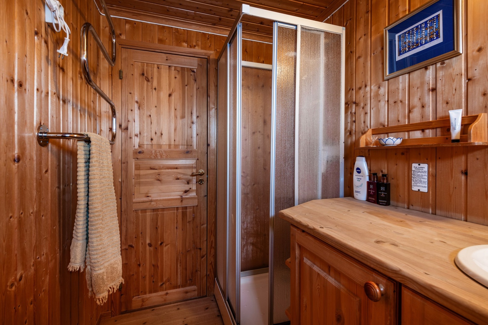 Rommet har dusj og servantinnredning Galleribilde