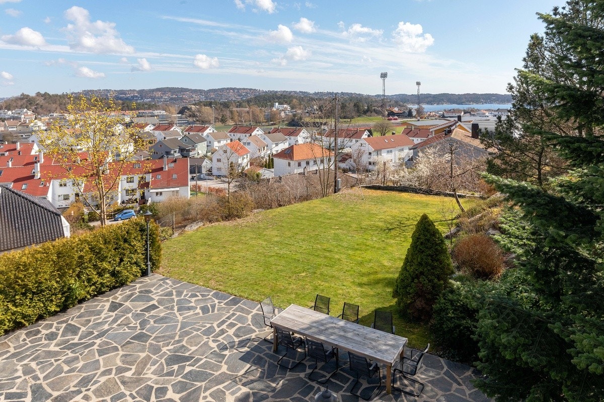 Uteområde med sjøutsikt Galleribilde