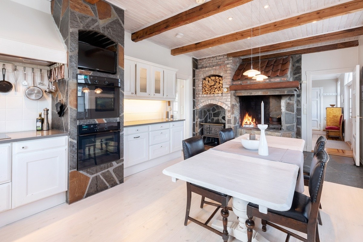 med hvitevarer og peis Galleribilde