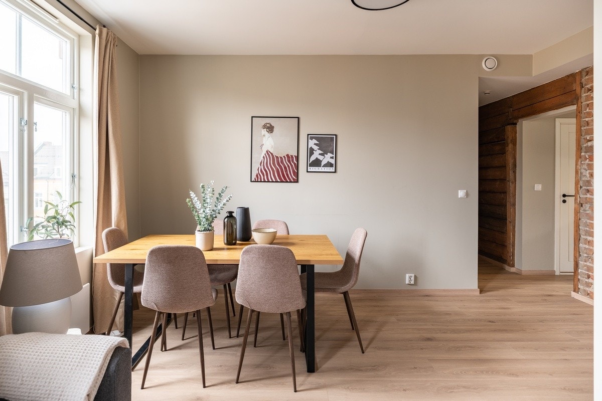 Totalrenovert stue (2025) med moderne standard og god takhøyde. Lys og luftig atmosfære. Galleribilde