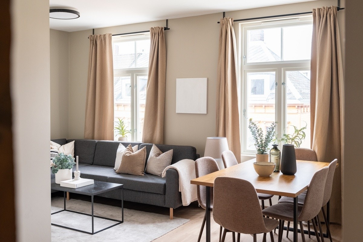 Totalrenovert stue (2025) med moderne standard og god takhøyde. Lys og luftig atmosfære. Galleribilde