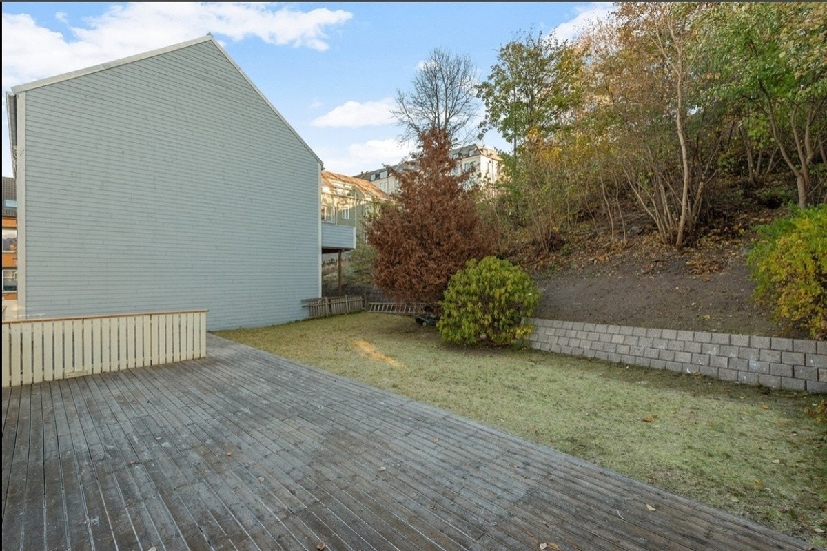 Tilgang på stor platt og hage i bakgården (faktisk bilde slik det er) Galleribilde