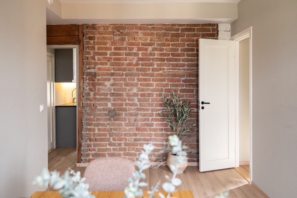 Teglestein fra byggår er hentet frem. Galleribilde