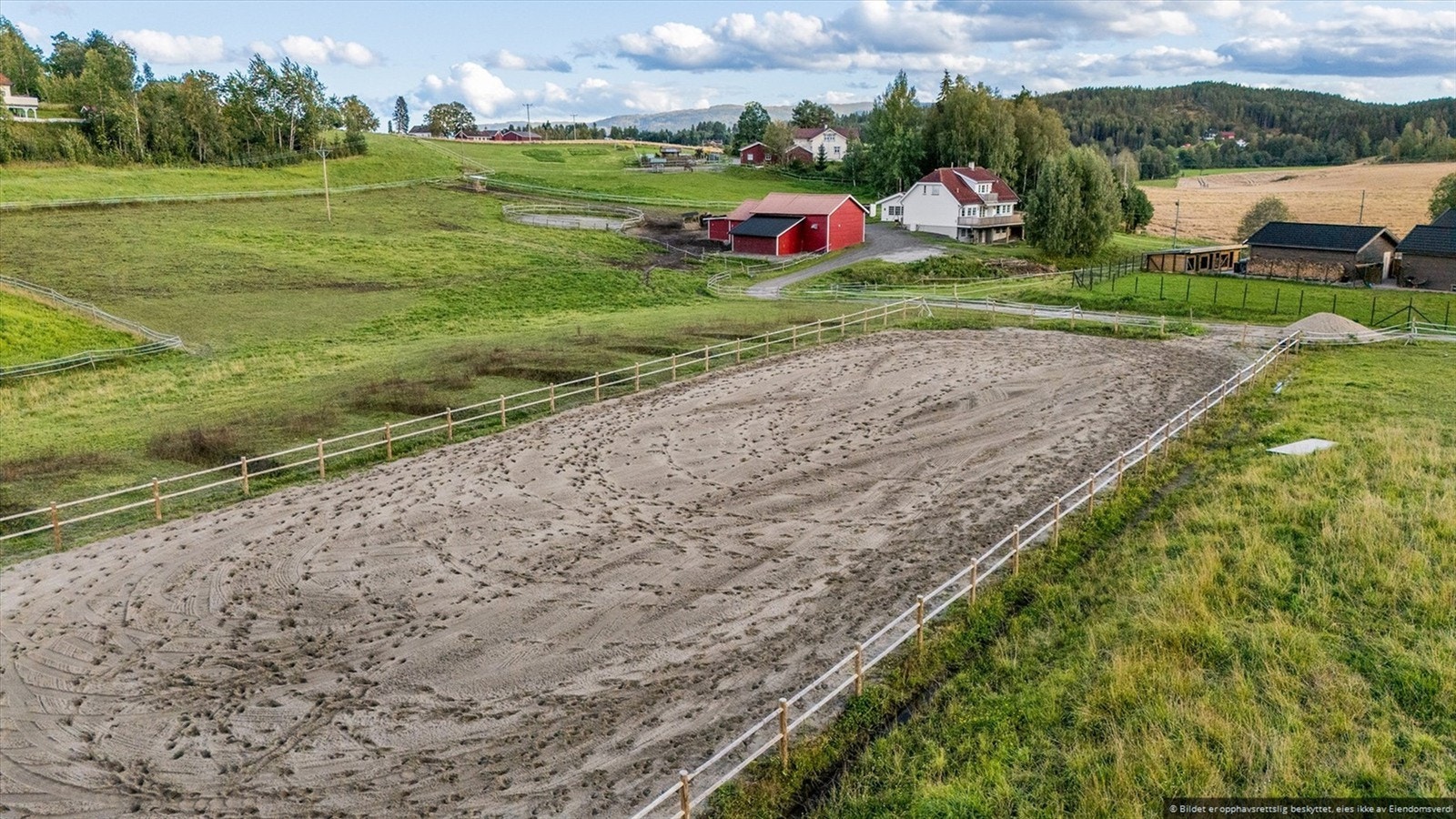Ridebane på ca. 40 x 20 m. Foto: Beleven studio. Galleribilde