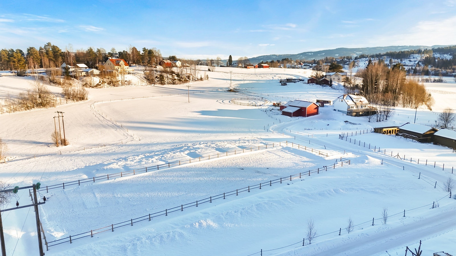 Ridebane på ca. 40 x 20 m, godt drenert og opparbeidet. Galleribilde