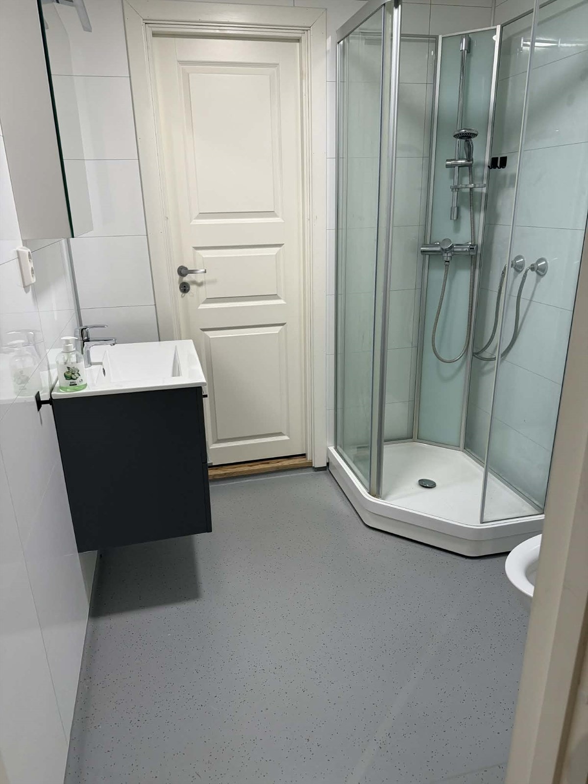 Vaskerom omgjort til bad i underetasjen Galleribilde