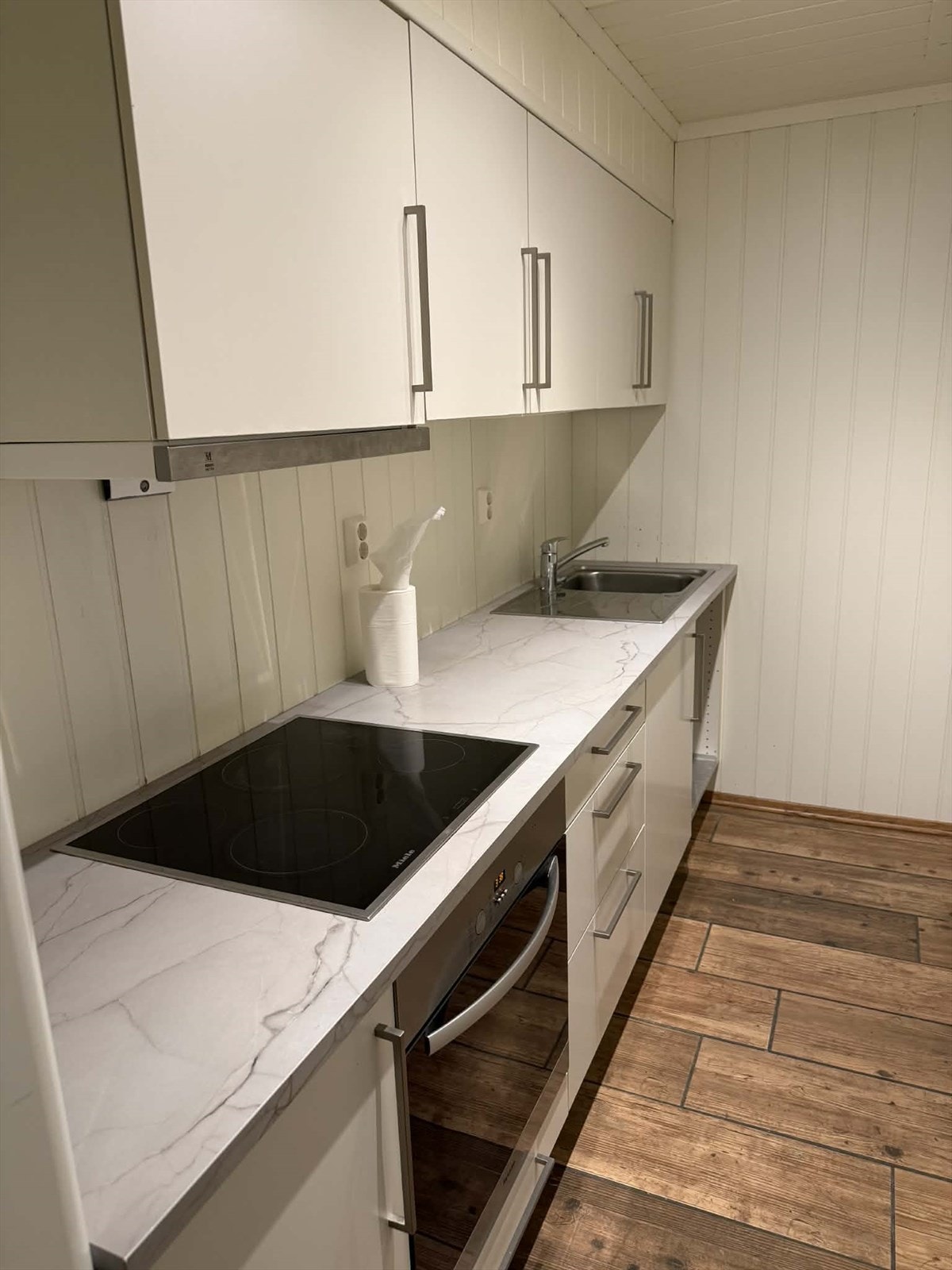 Bod i underetasje innredet som kjøkken Galleribilde