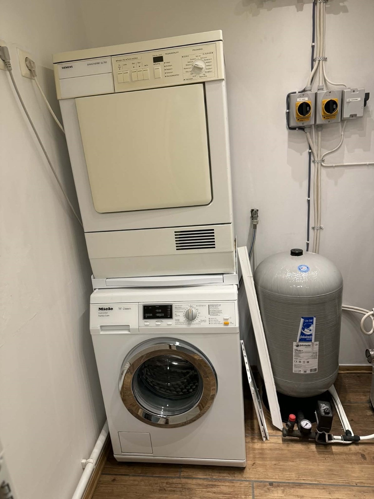 Underetasje-vaskerom /teknisk rom Galleribilde