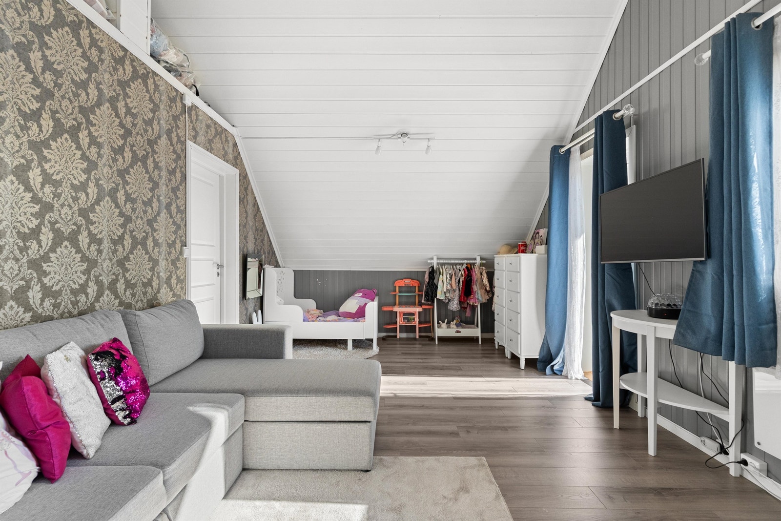 Stort rom med hems for ekstra lagringsplass. Hovedsoverom eller loftstue? Galleribilde