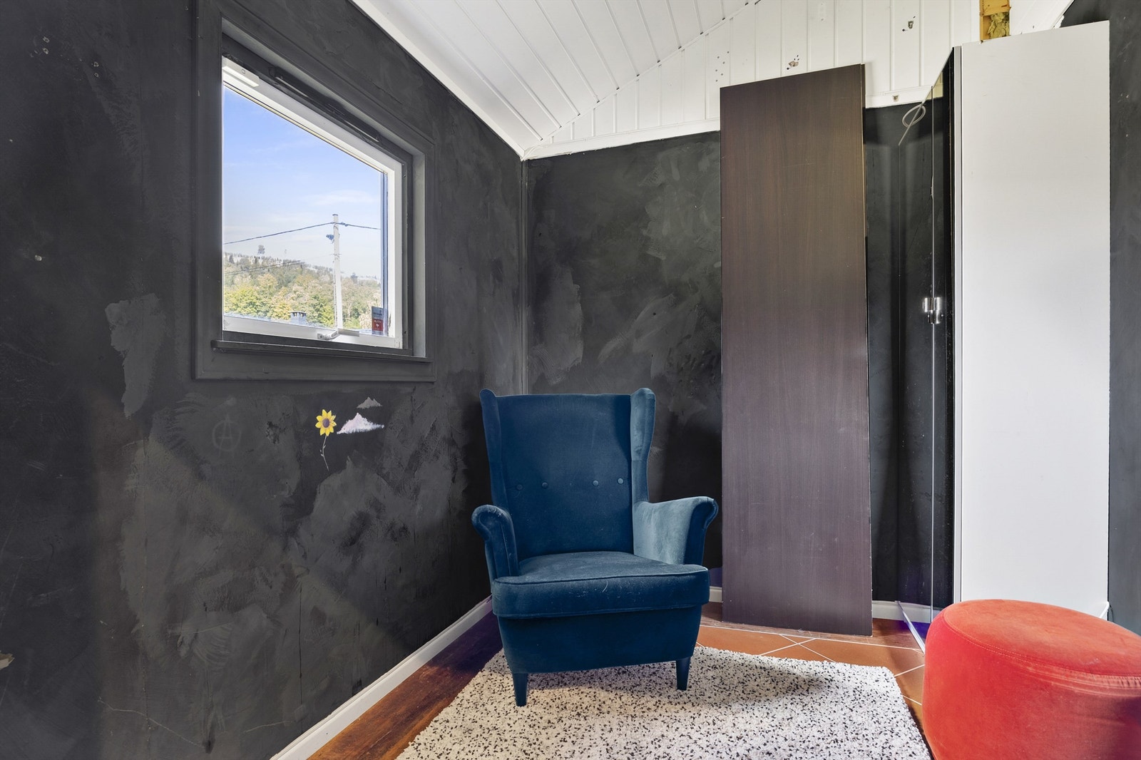 Entré med fliser på gulv, malte vegger og malt panel i himling Galleribilde