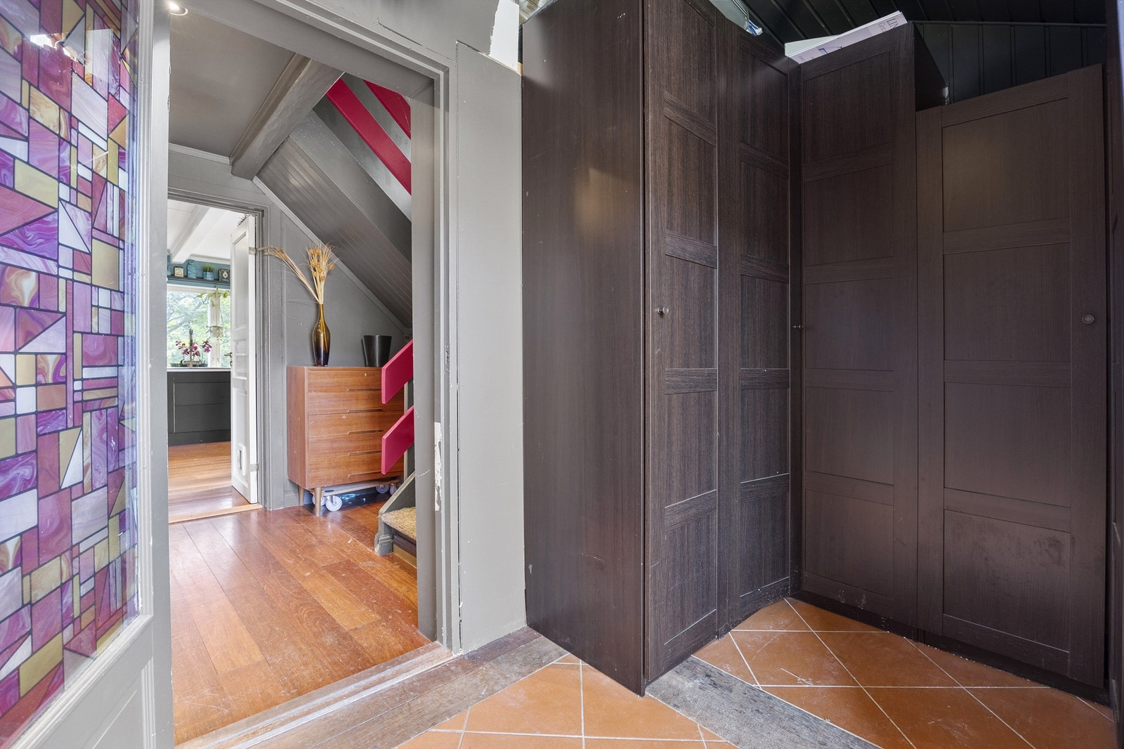 Entré med stor garderobeløsning i mørk og profilert utførelse Galleribilde