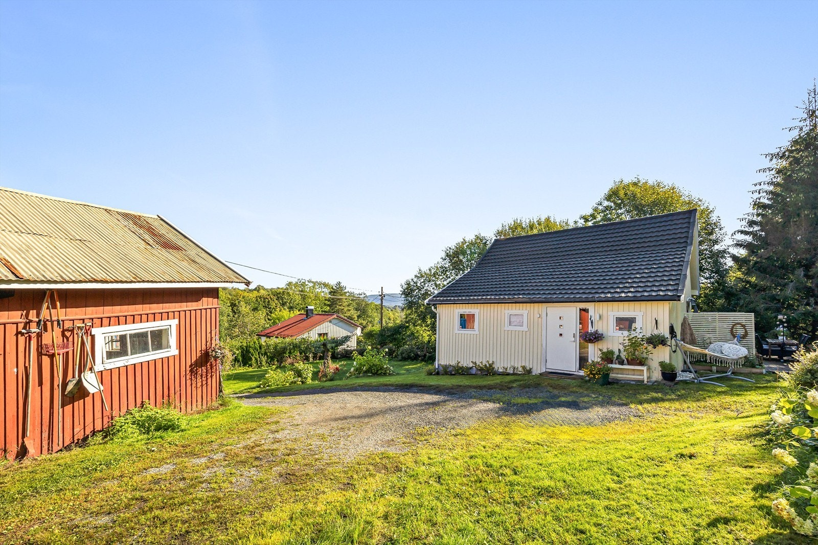 Tilgang til et frittstående uthus på ca. 46 kvm med boder/lagerrom. Foto: Stine Prøitz Jørgensen Galleribilde