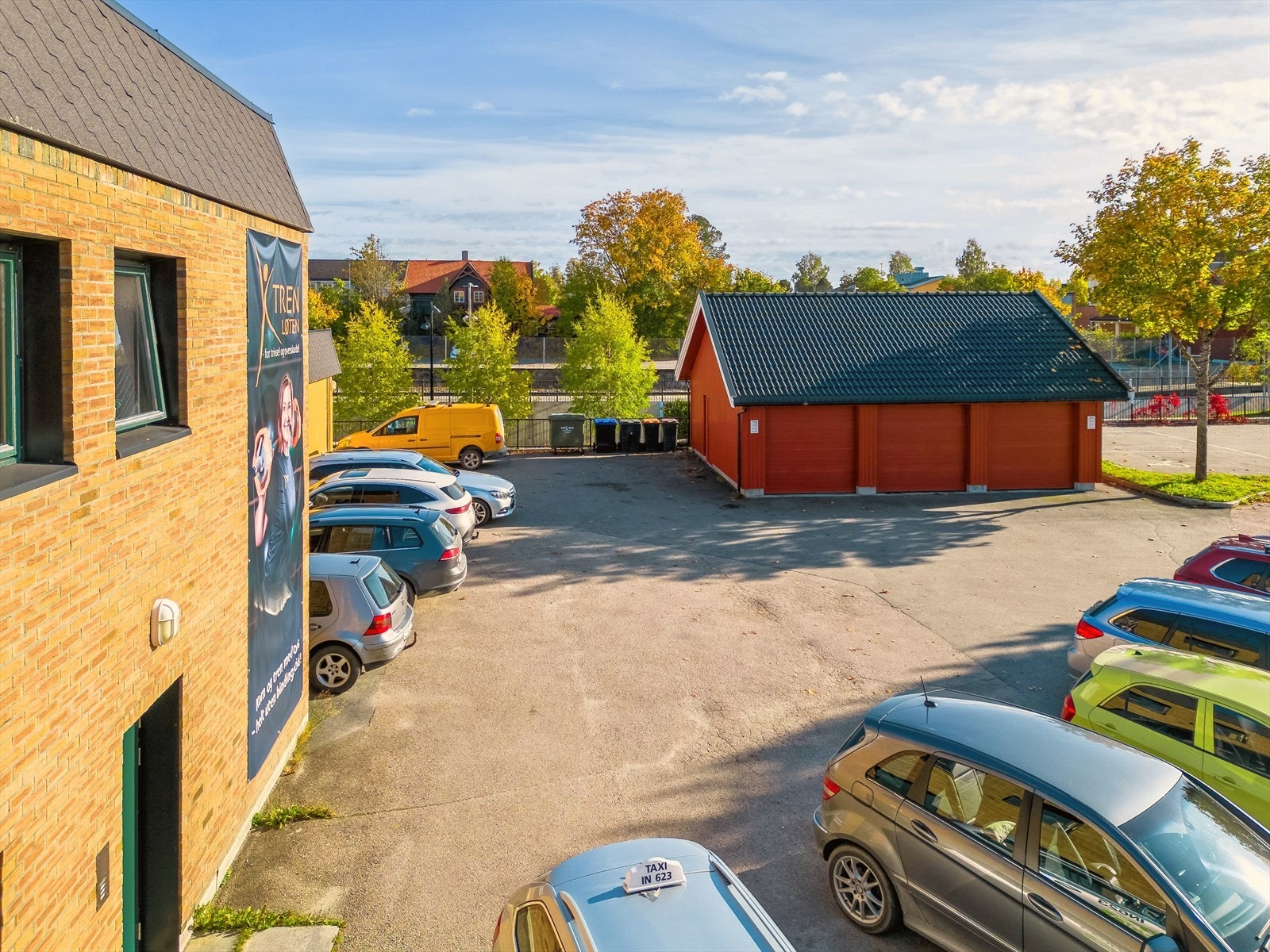 Stor parkeringsplass utenfor! Garasjeporten til venstre på garasjeanlegget er garasjeplassen som medfølger denne leiligheten. Galleribilde