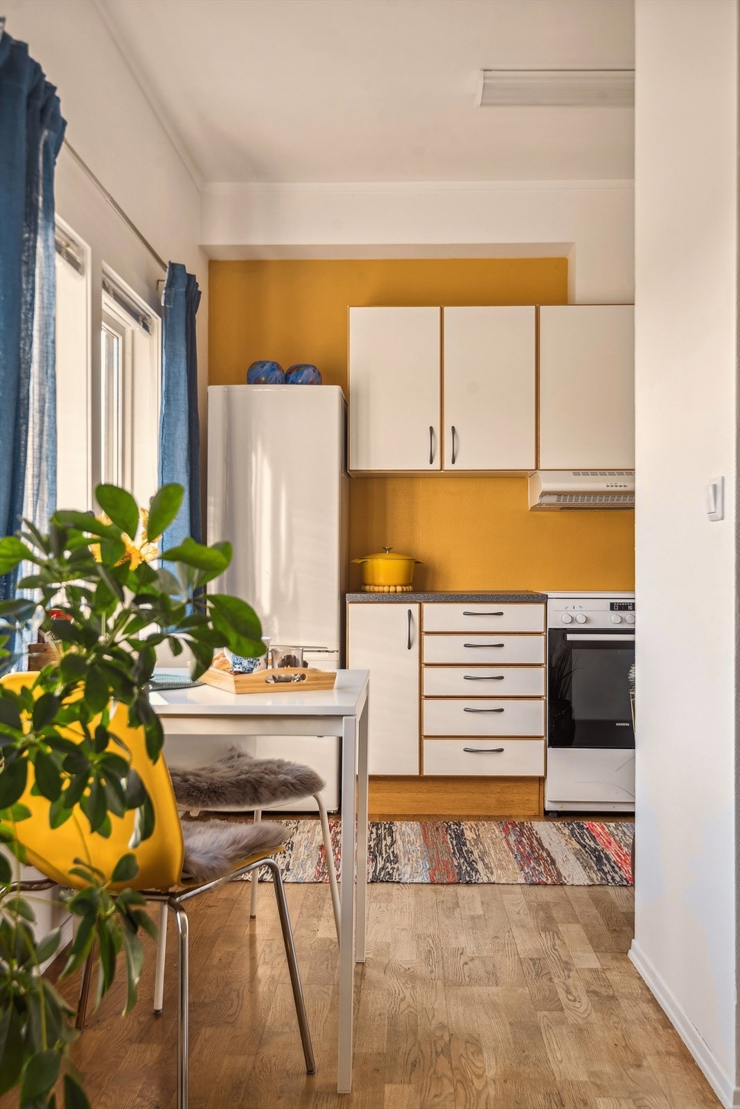 Mot spisesplass og kjøkken Galleribilde