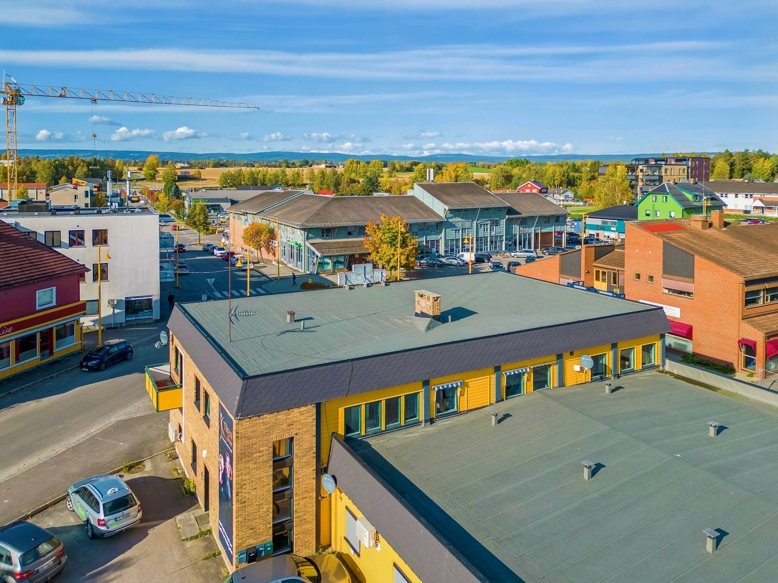Fasade og Løten sentrum i bakkant! Fasaden er rehabilitert siden bilder ble tatt. Galleribilde