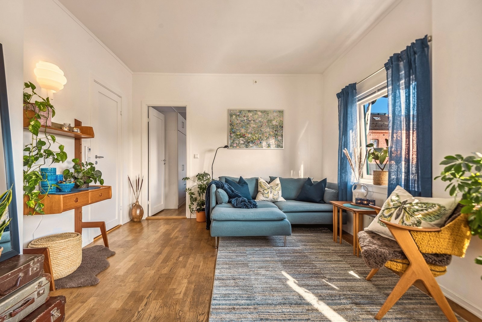 Velkommen til Stasjonsvegen 14B, midt i Løten sentrum! Lys og praktisk 2-roms leilighet! Det store vinduet i stuen er blendet igjen etter at bildene ble tatt. Galleribilde