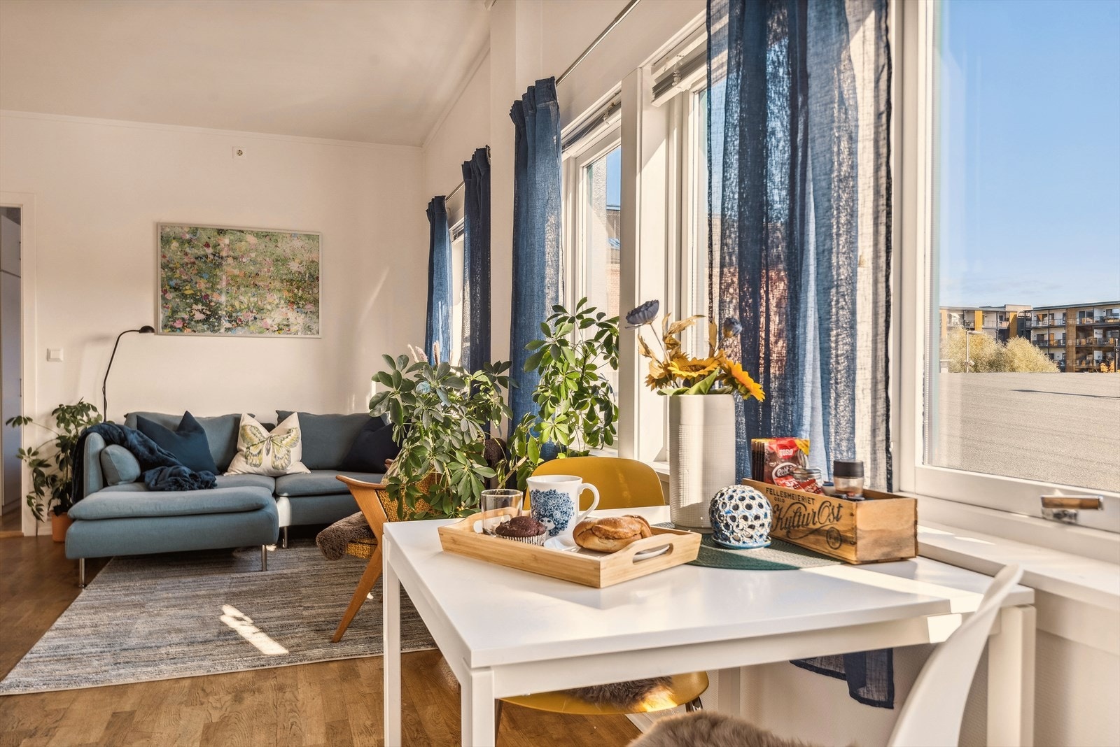 Fra spiseplass mot stue. Galleribilde