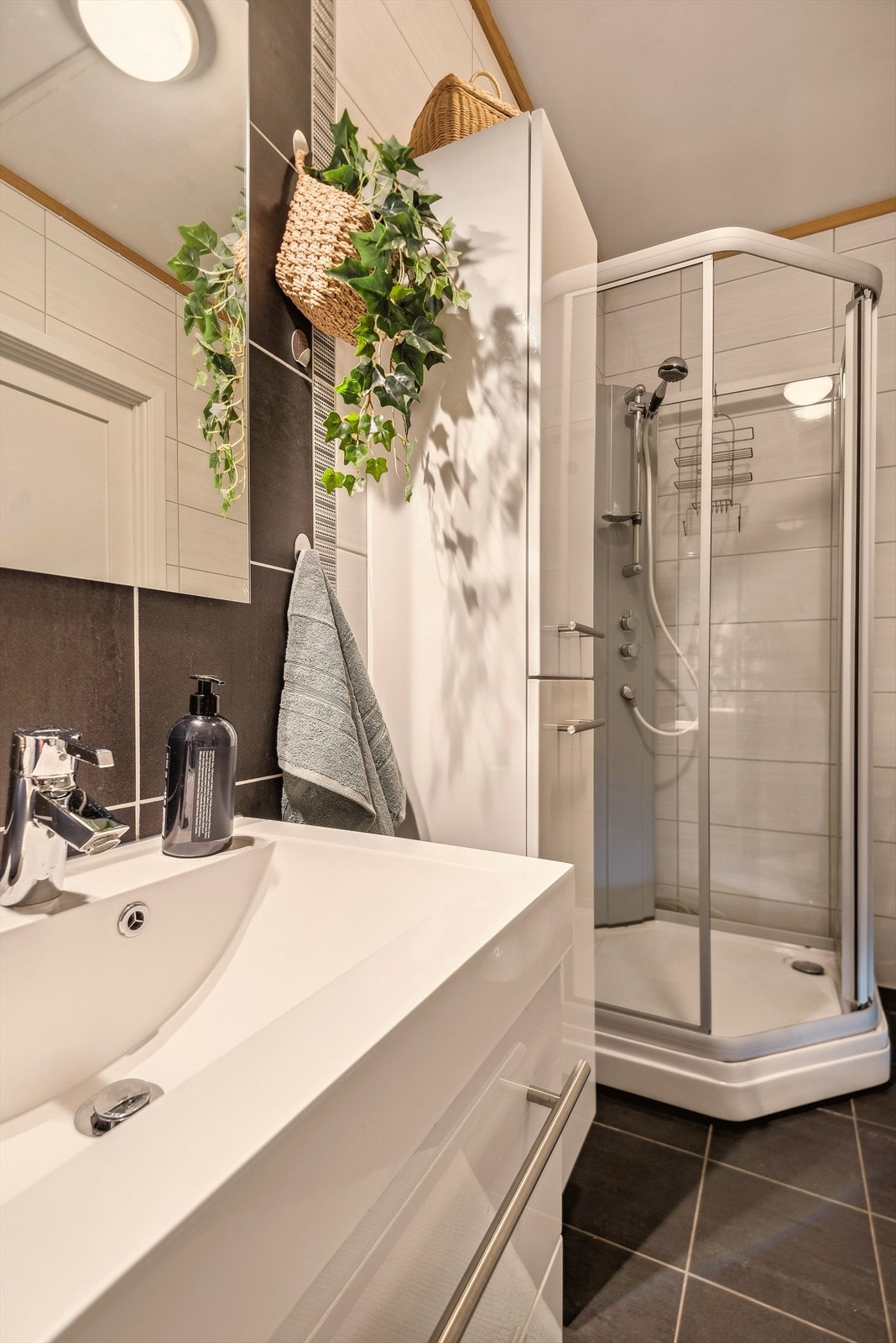 Innredning med servant med skuffer, speil, høyskap, dusjkabinett og toalett. Opplegg for vaskemaskin Galleribilde