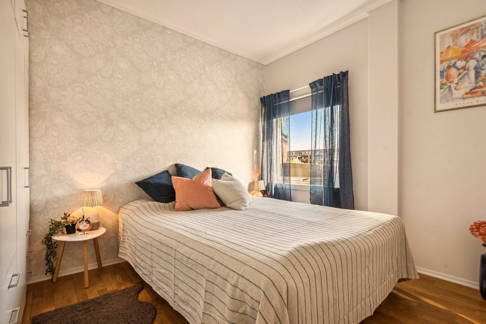 Romslig og fint soverom! Soveromsvinduet er flyttet til høyre for søylen, fra opprinnelig plassering som vist på bildet. Galleribilde