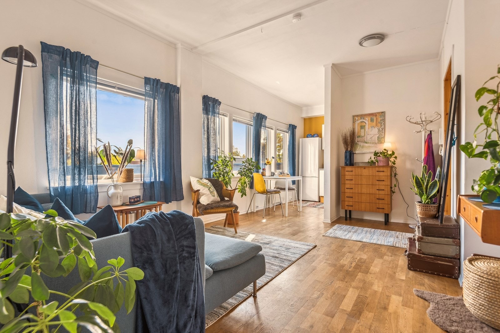 Fra stue mot entré og kjøkken. Det største vinduet til venstre i bildet er blendet igjen etter at bildene ble tatt. Galleribilde