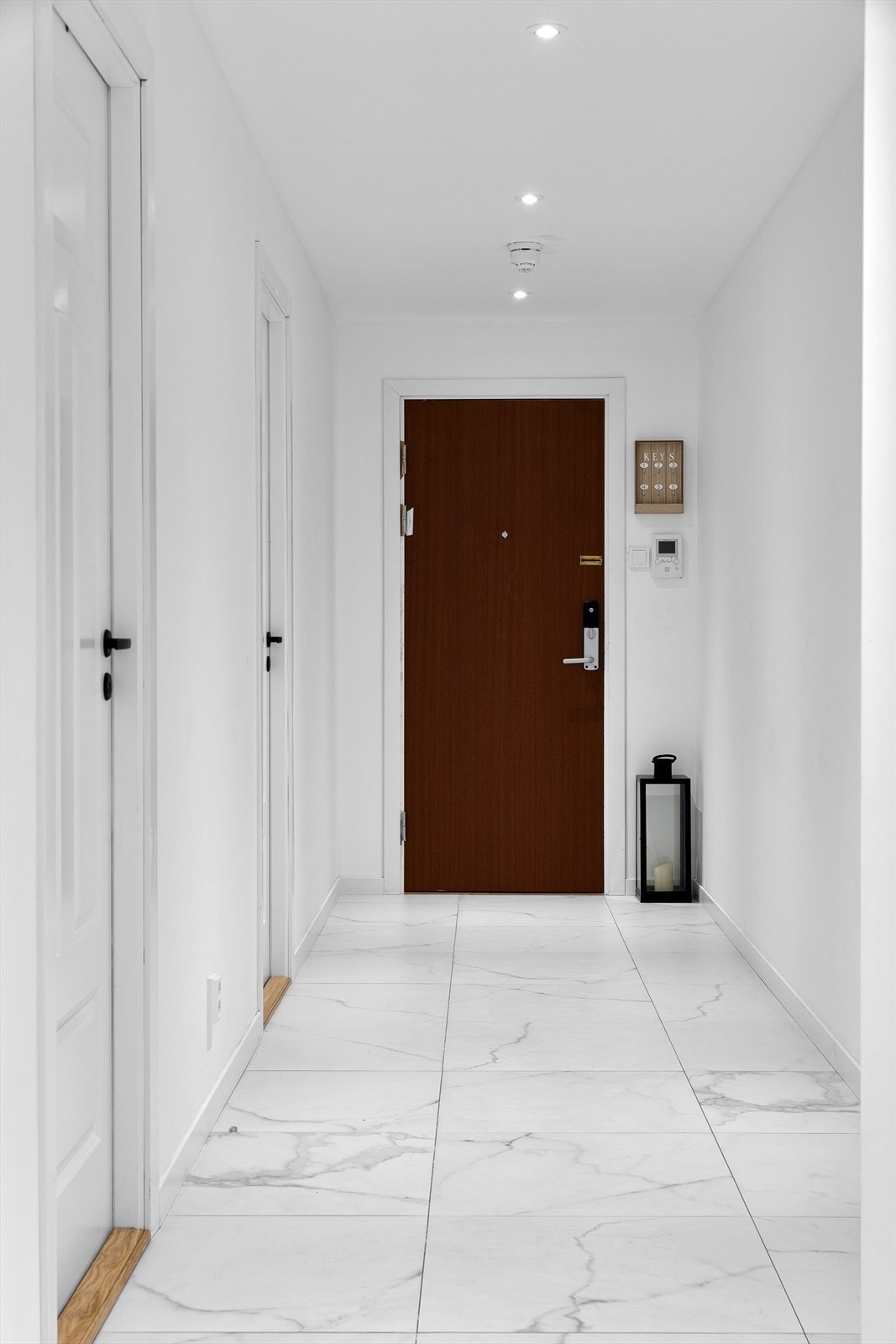 Entré og gang med god plass til garderobeløsing/oppbevaring Galleribilde