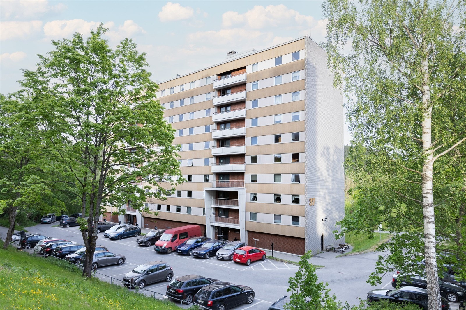 1 parkeringsplass m/ mulighet for etablering av lader, tildeles etter søknad til styret Galleribilde