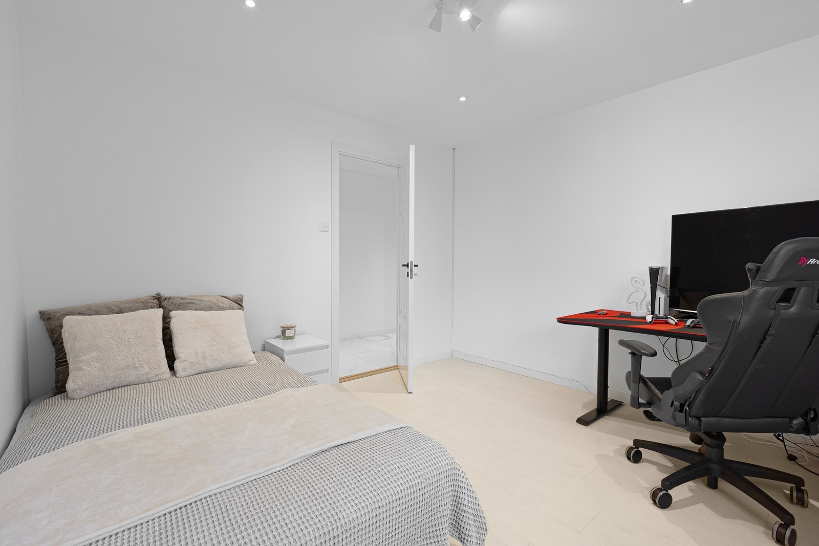 Soverom 3 - Veggene er avrettet - montert nye dører og dørkarmer Galleribilde