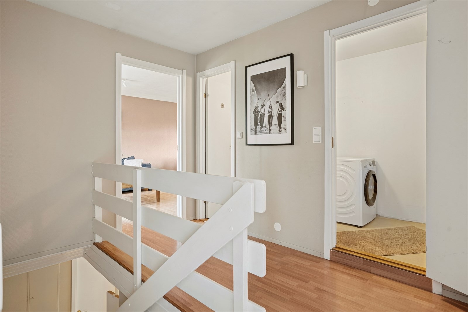 Vi tar trappa og beveger oss ned en etasje. Galleribilde