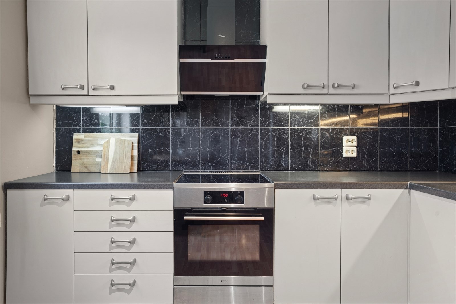 Her har en alt en måtte trenge av både skap-, skuff- og benkeplass. Galleribilde