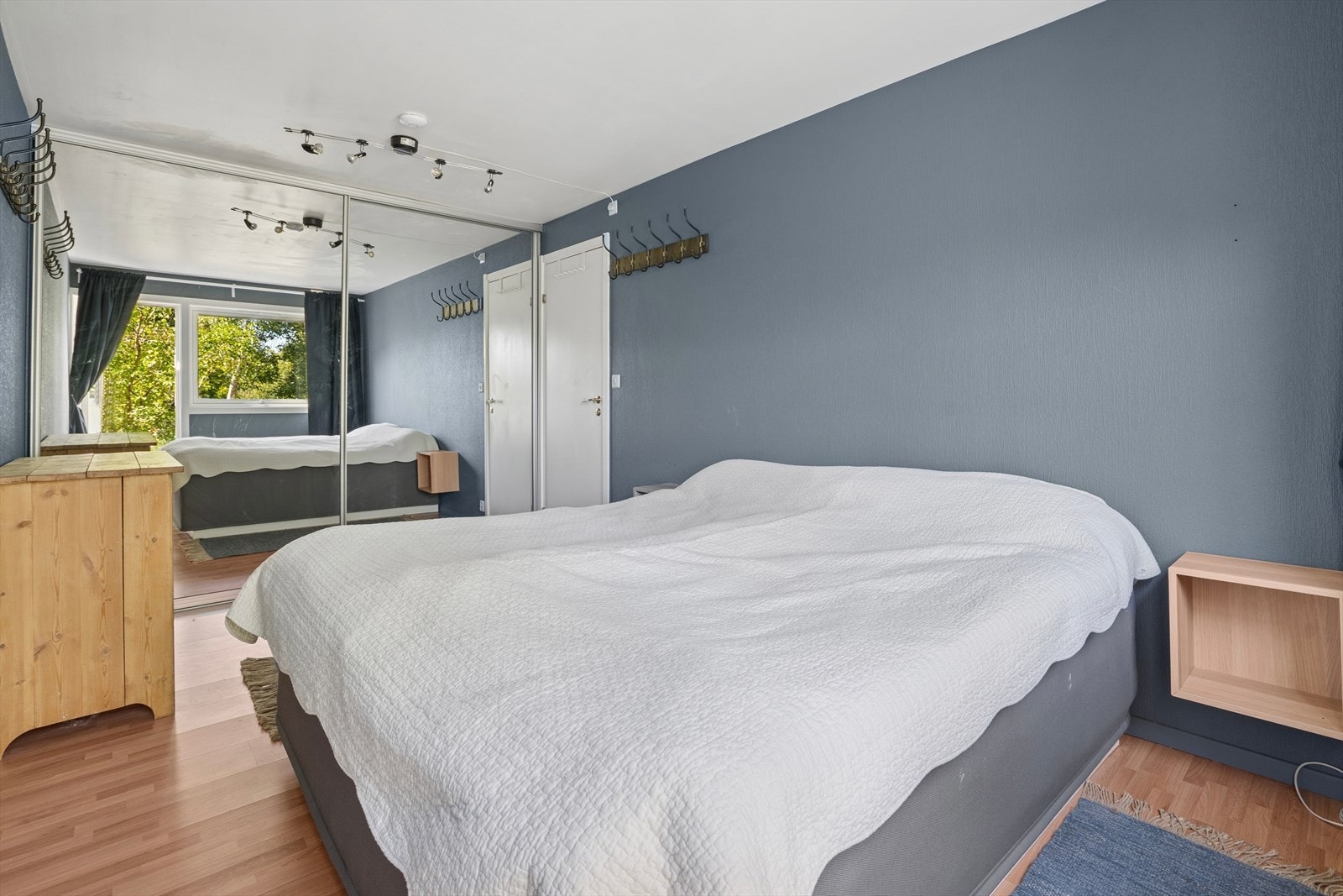 Her er det etablert en stor innebygget skyvedørsgarderobe. Galleribilde