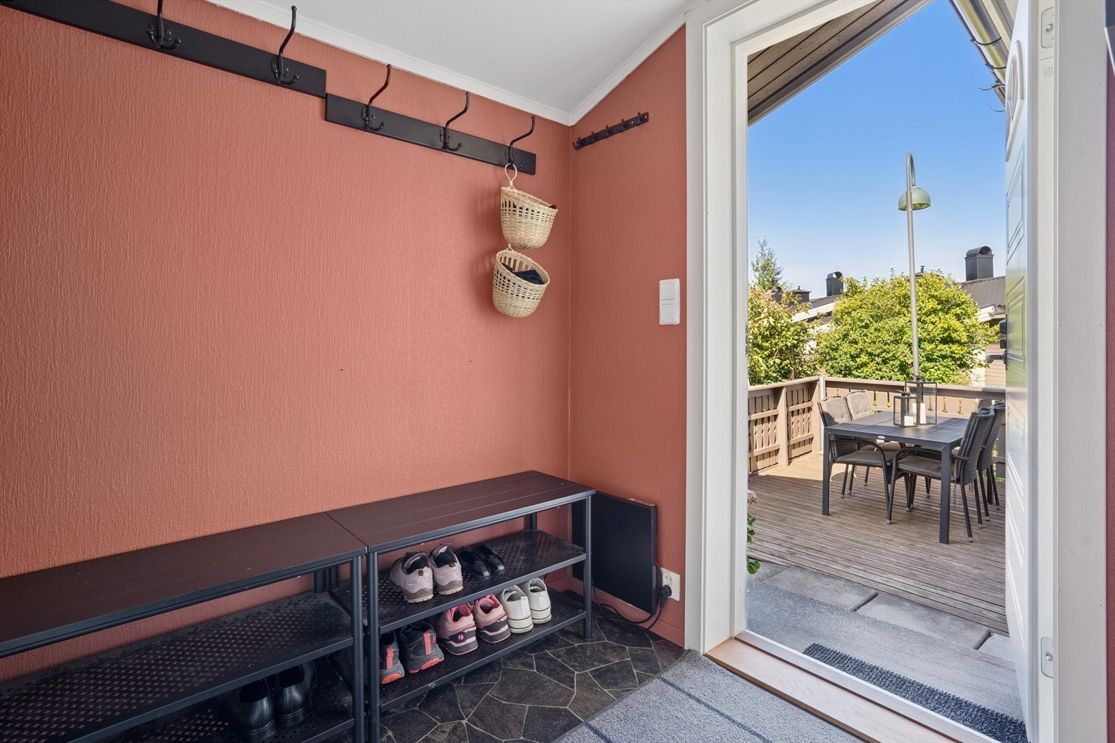 Lys entré med plass for enkle garderobe- og opphengsløsninger. Galleribilde