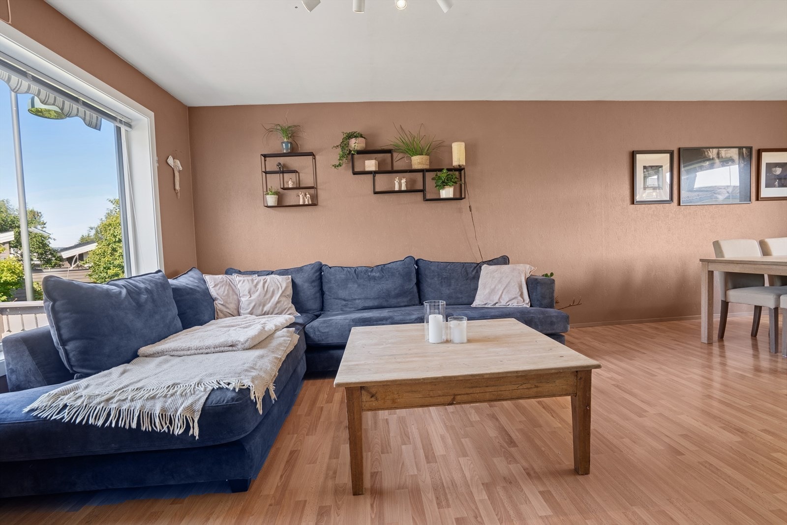 Sofakroken finner fort sin naturlige plass i rommet, og tv-en kan med fordel plasseres mot/på vegg. Galleribilde