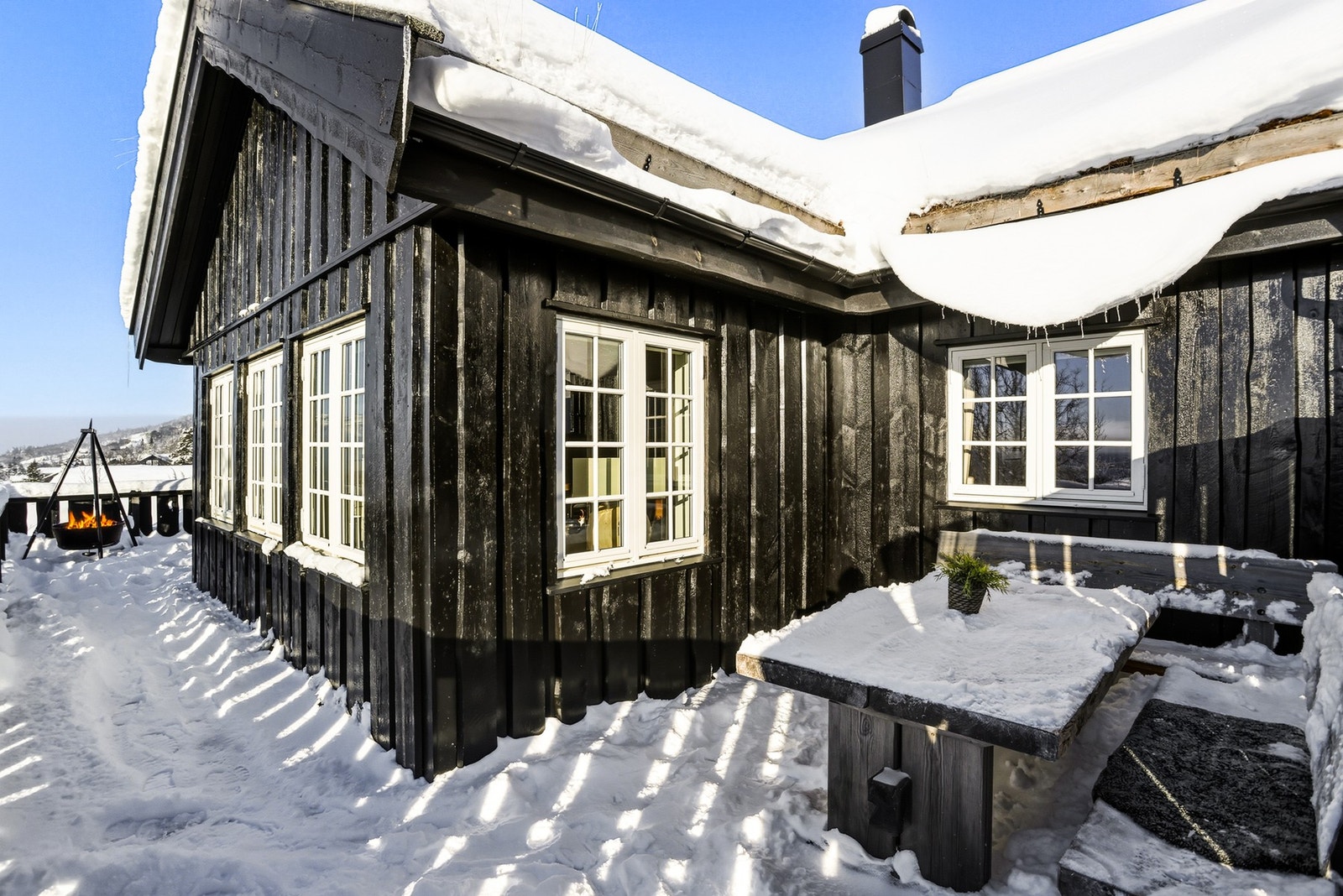 Usjenert, romslig terrasse. Her kan man nyte sola og fjellufta Galleribilde