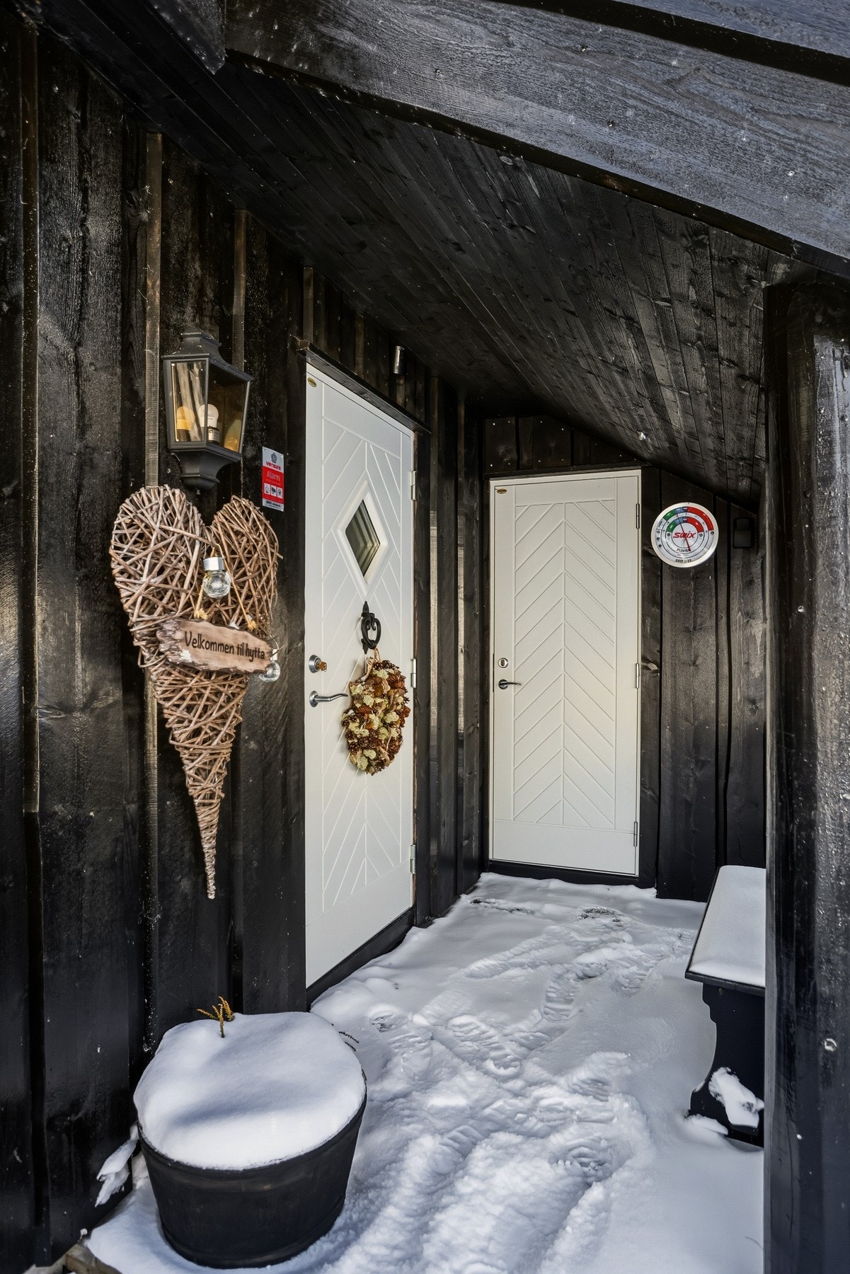 Hyggelig overbygget inngangsparti. Her er det også tilgang til praktisk utvendig bod. Velkommen inn! Galleribilde