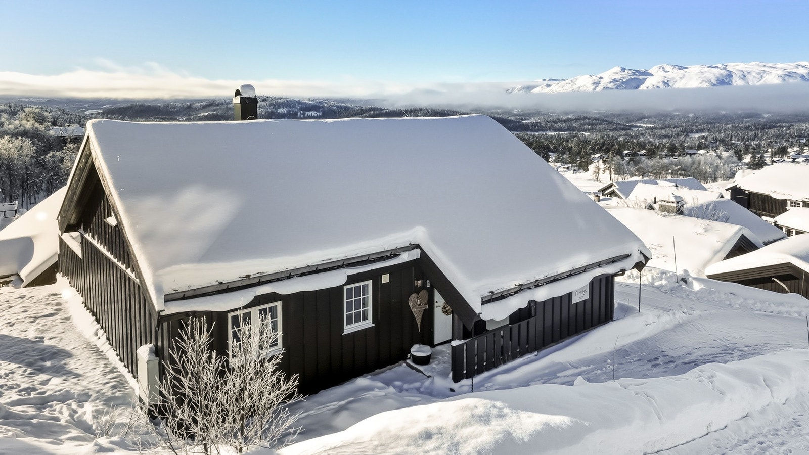 Enkel adkomst med bilveg frem hele året og parkering på egen tomt Galleribilde