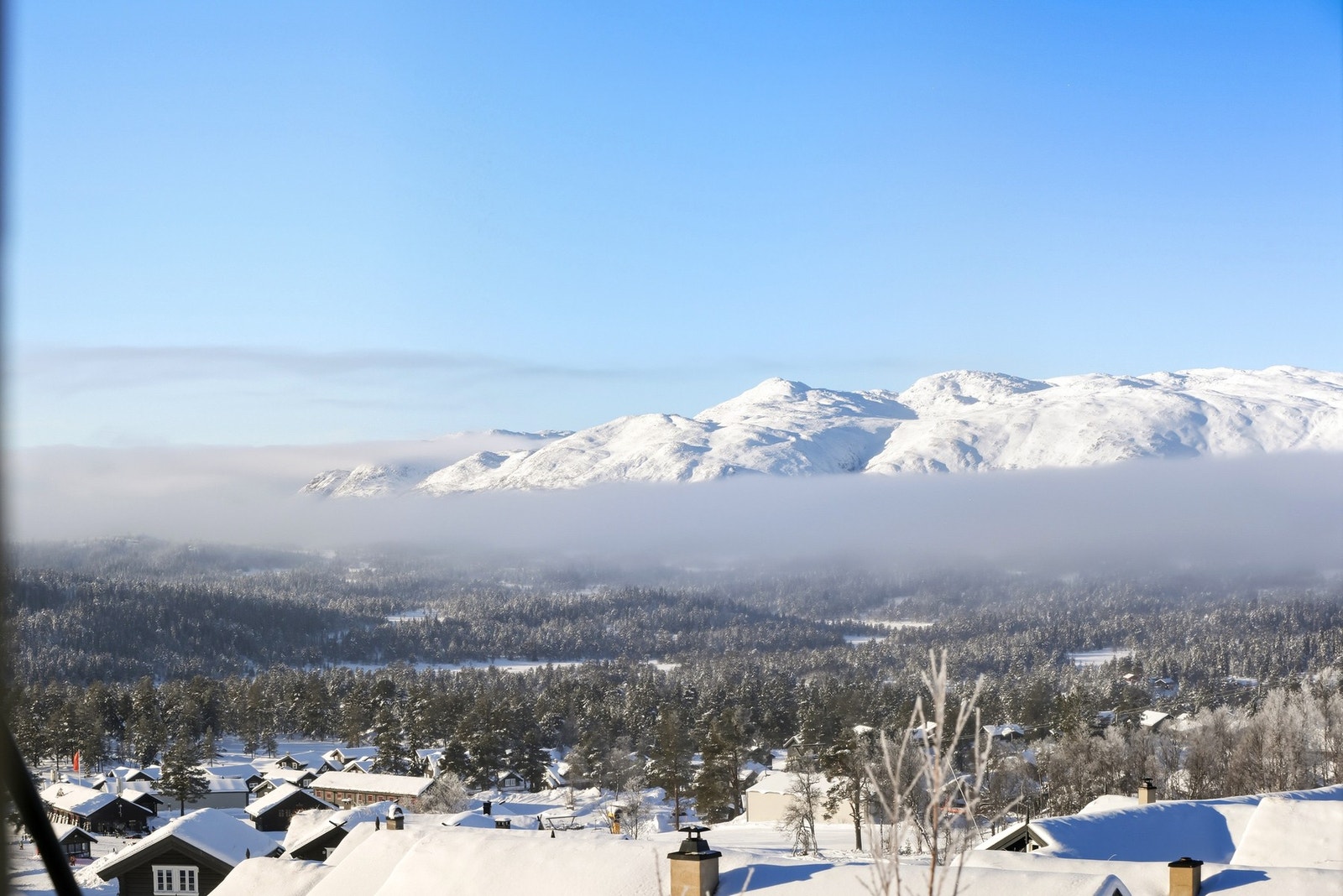 Eiendommen ligger sørvest-vendt med supre solforhold - helt frem til kl.22 sommerstid Galleribilde