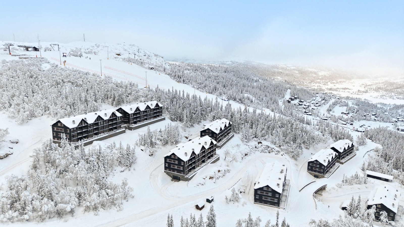 Kort vei ned til skisenteret hvor Gausta Fjellresort ligger Galleribilde