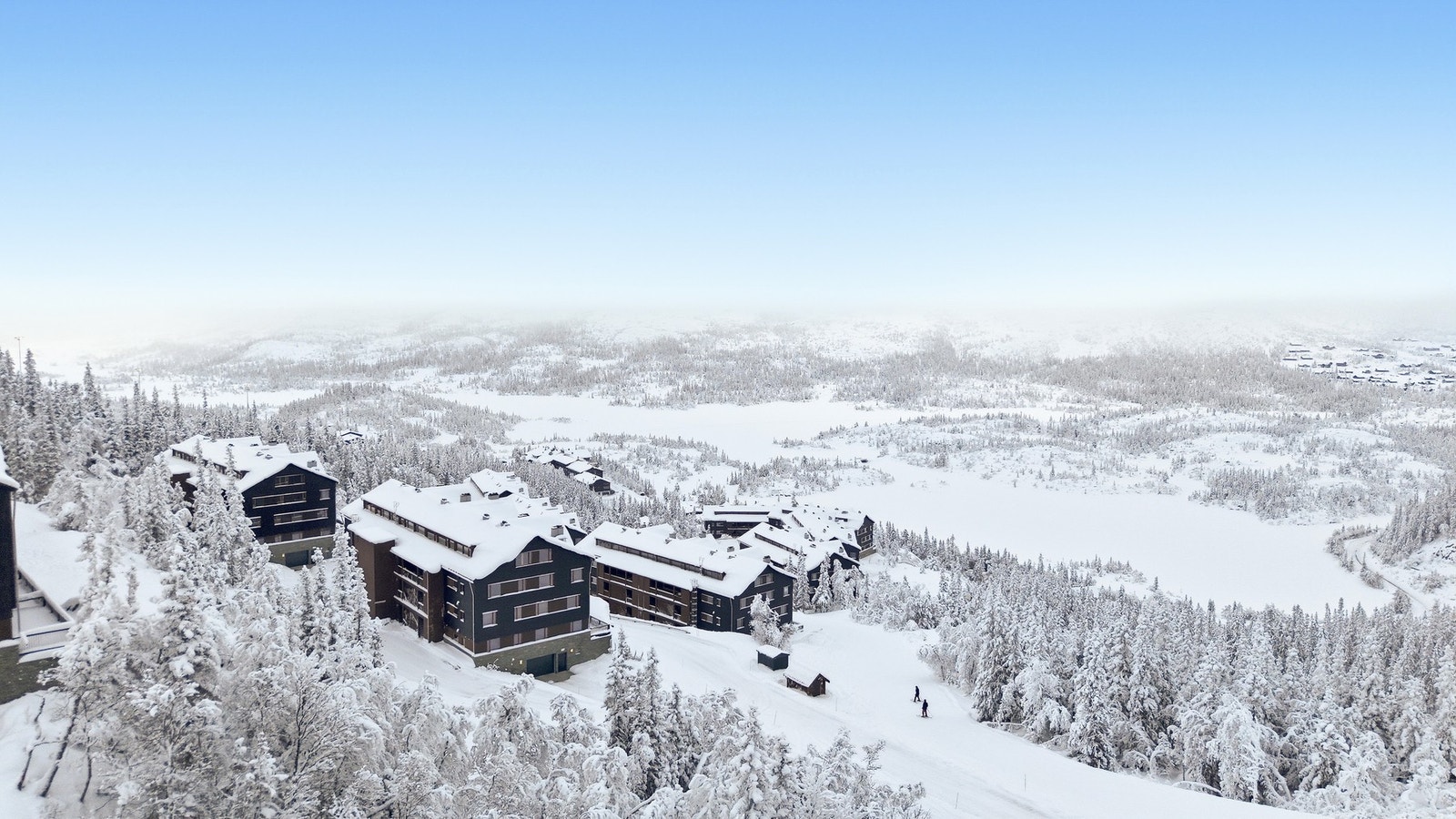 Rett utenfor bygget, går tilbringerløype til skisenteret Galleribilde