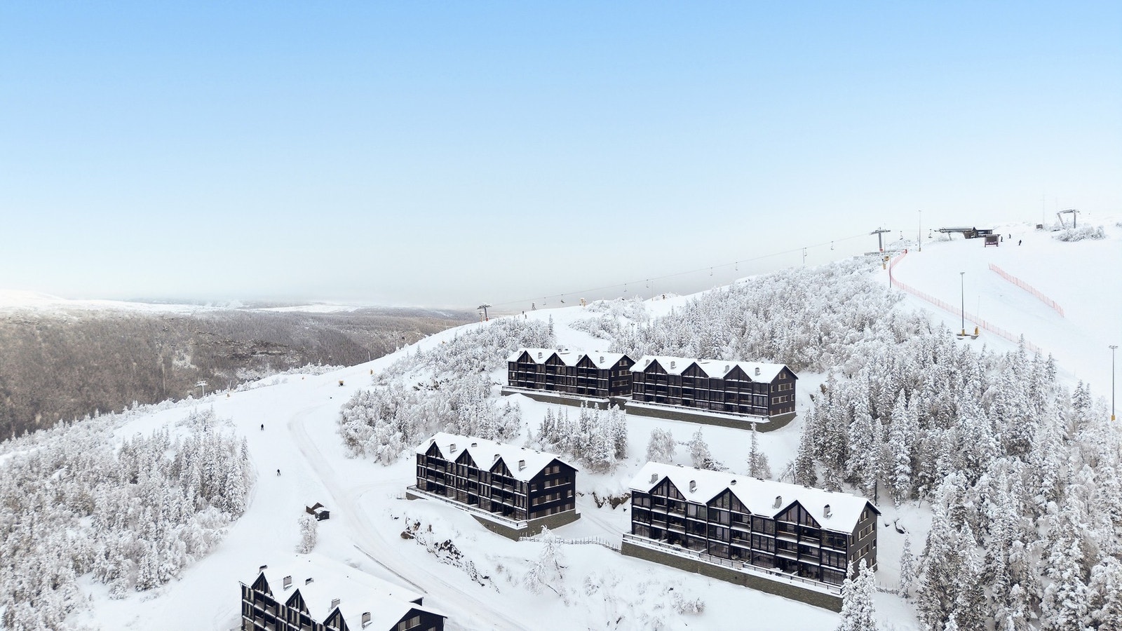 Leiligheten ligger midt i smørøyet for de skiglade. Du ser tilbringerbakken til venstre i bildet, og toppen av heisanlegget øverst til høyre. Galleribilde