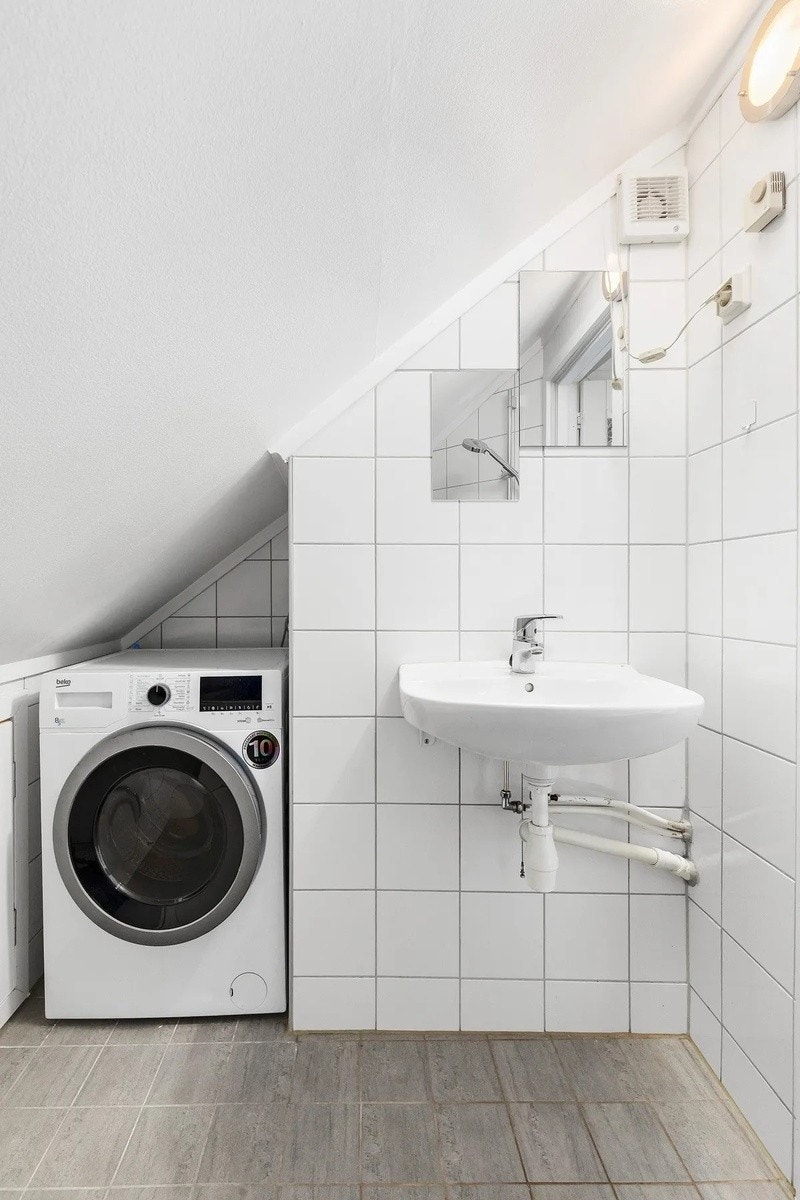 Bad med moderne vaskemaskin Galleribilde