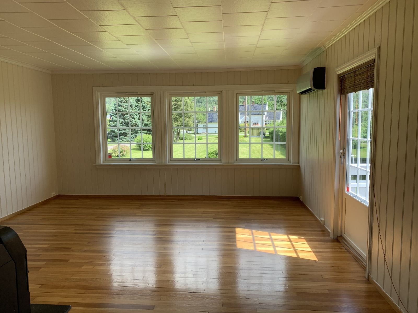 Stue med store vinduer Galleribilde