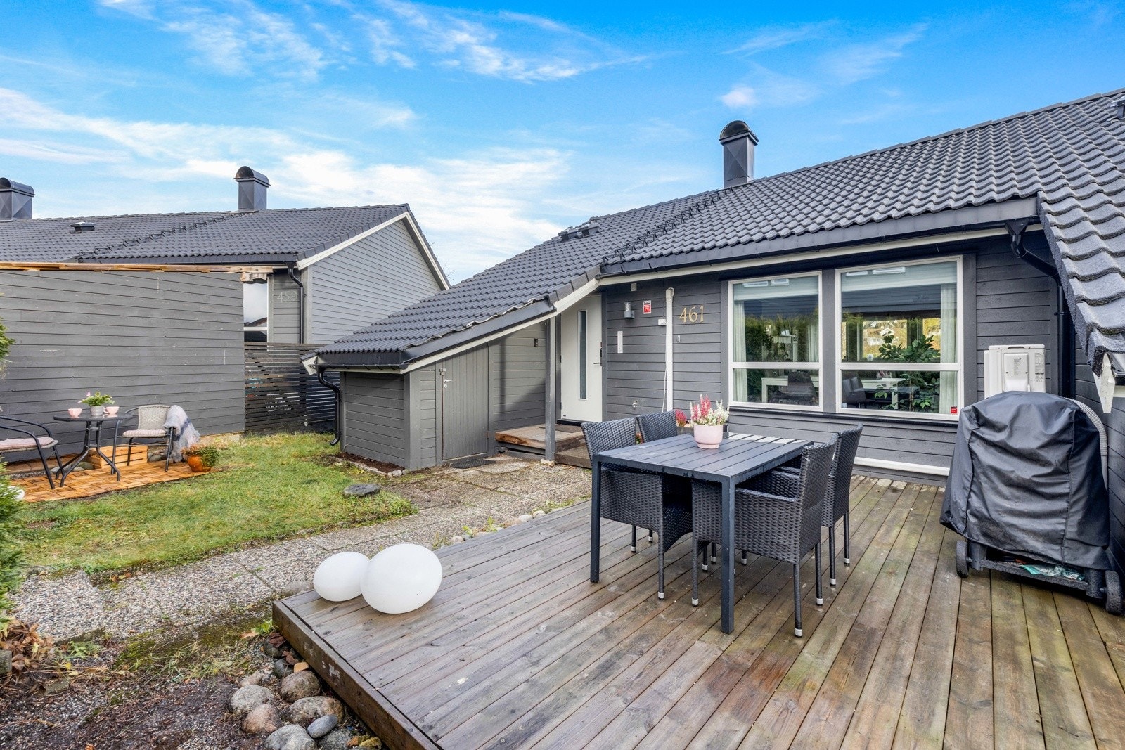 Vestvendt platting på ca. 22 kvm ved inngangspartiet. I tilknytning til inngangspartiet ligger også en utebod som praktisk oppbevaring av hageredskaper o.l Galleribilde