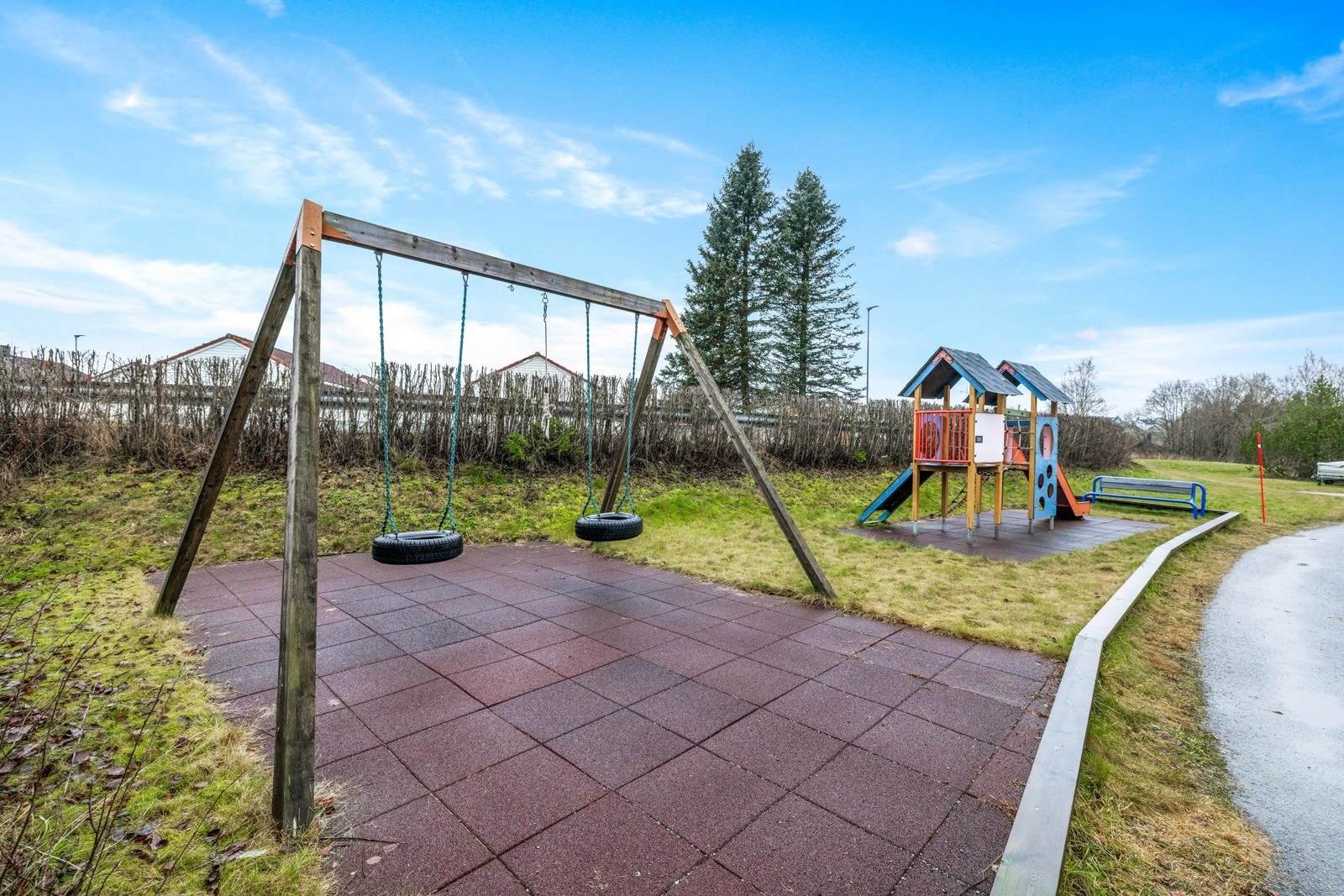 Barnevennlig nabolag med flere lekeplasser på feltet. Galleribilde