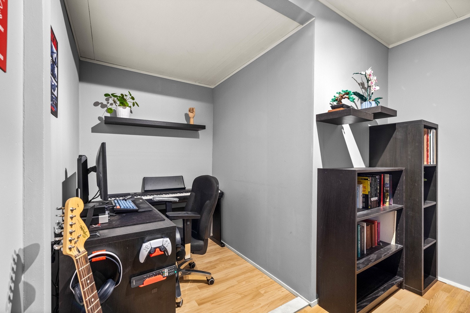 I tillegg er det ett kontor med innvendig bod, noe som gir gode rammer for hjemmearbeid. Galleribilde