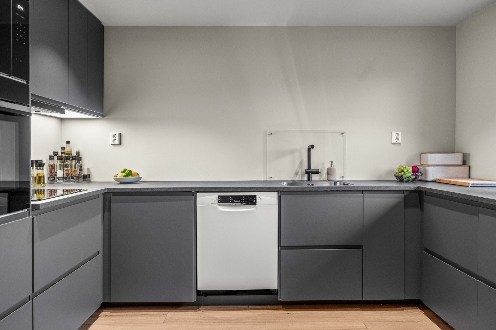 Det er integrert ovn og micro i ergonomisk høyde, integrert platetopp og opplegg for oppvaskmaskin. Galleribilde