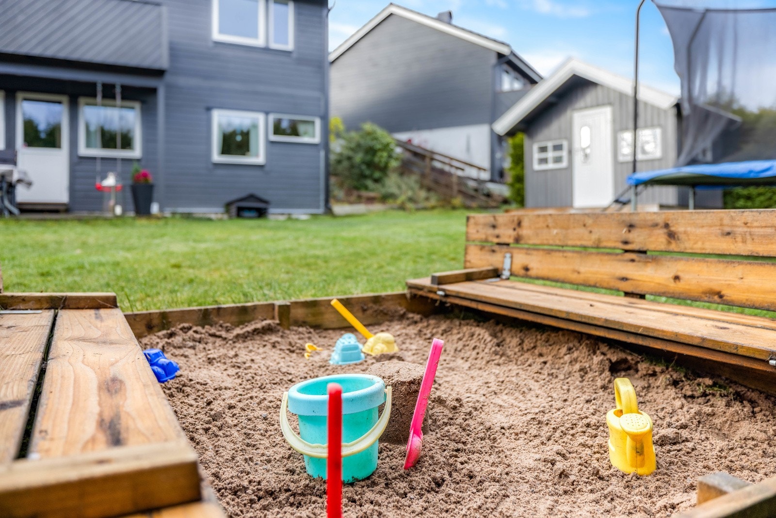 Sandkasse i hagen til glede for de minste. Galleribilde