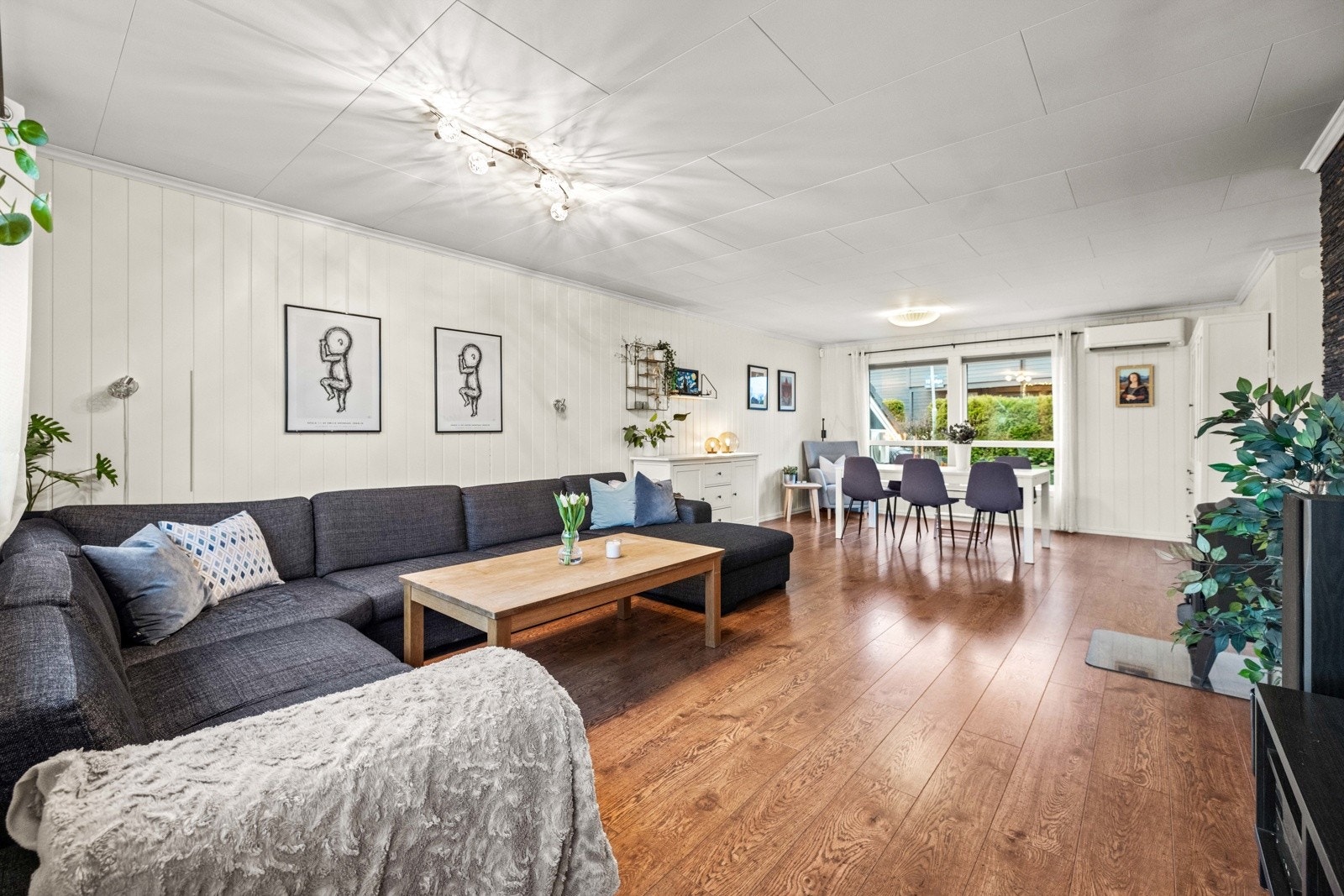 Gjennomgående stue med god plass til sofagruppe og spisebord i egne soner. Galleribilde