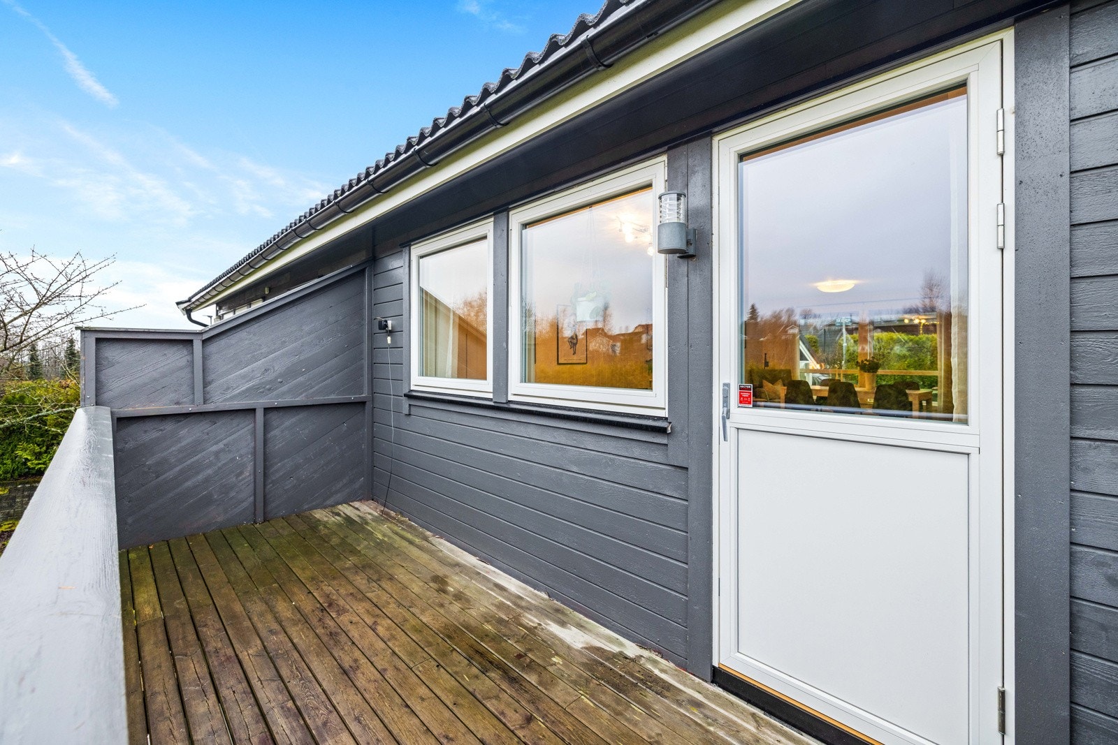 Østvendt veranda på ca. 8 kvm utenfor stuen. Galleribilde